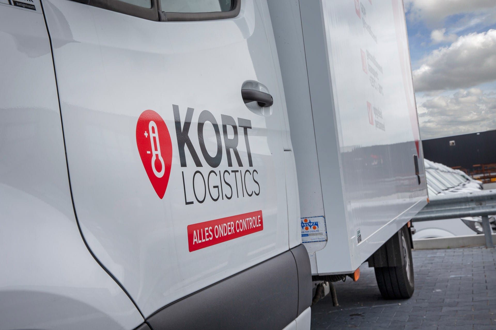 Closeup van KORT Logistics bestelbus